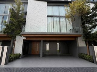 For rent 3 bedrooms townhouse in Phra Khanong, Bangkok