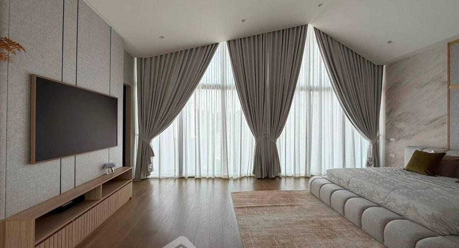 For rent 3 bedrooms townhouse in Phra Khanong, Bangkok