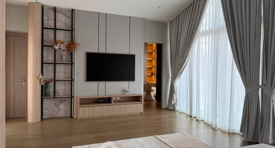 For rent 3 bedrooms townhouse in Phra Khanong, Bangkok