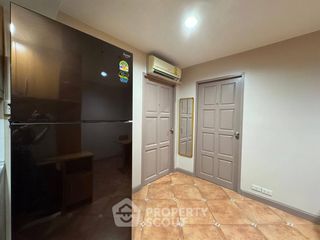 For rent 2 bedrooms condo in Bang Rak, Bangkok