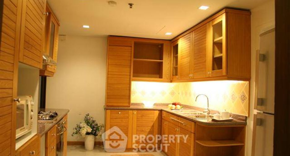 For rent 3 bedrooms apartment in Khlong Toei, Bangkok