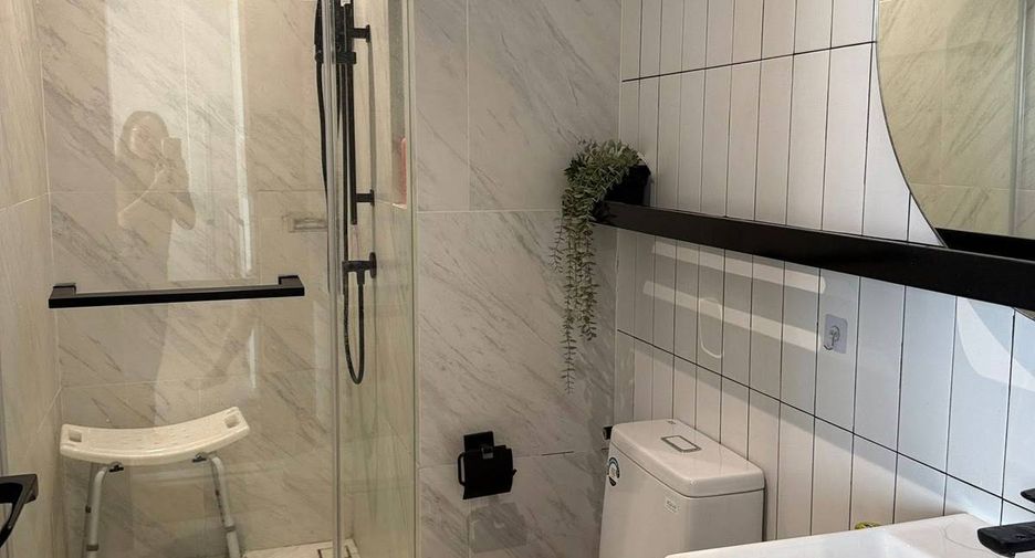 For rent 2 bedrooms condo in Khlong San, Bangkok
