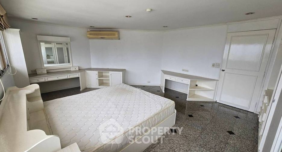For rent 4 bedrooms condo in Watthana, Bangkok