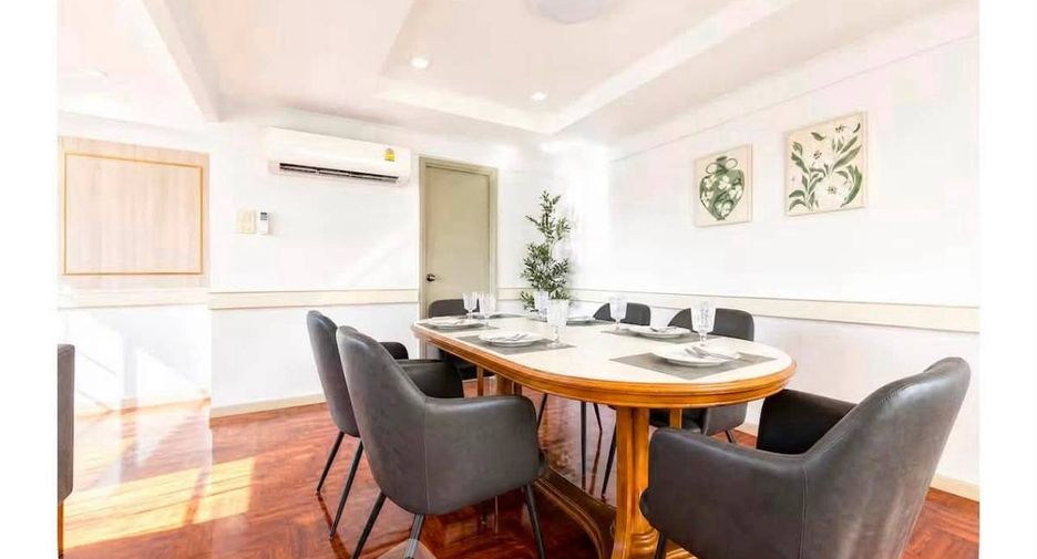 For rent 3 bedrooms apartment in Watthana, Bangkok