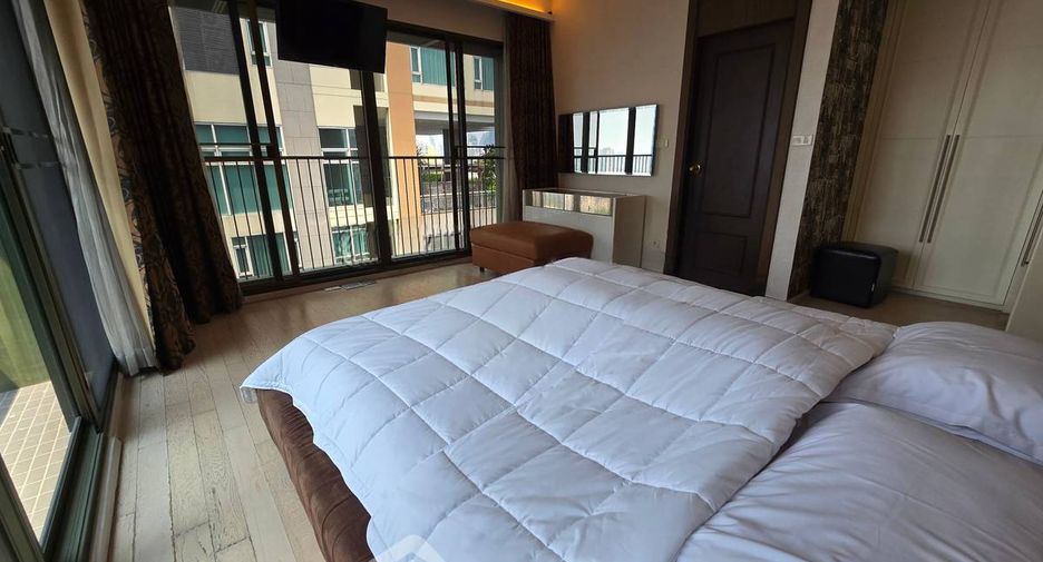 For rent 2 bedrooms condo in Watthana, Bangkok