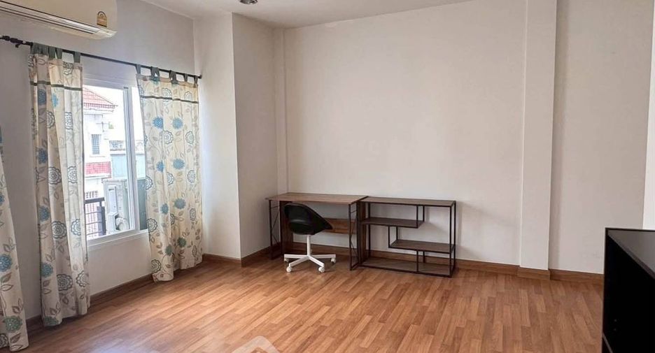 Casa adosada en alquiler de 2 habitaciones en Wang Thonglang, Bangkok