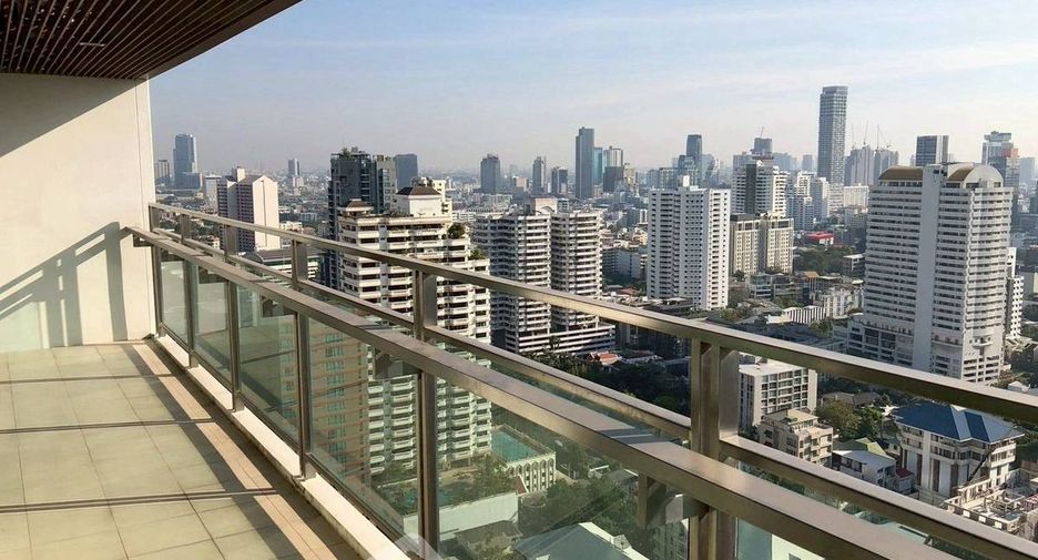 For rent 3 bedrooms condo in Khlong Toei, Bangkok