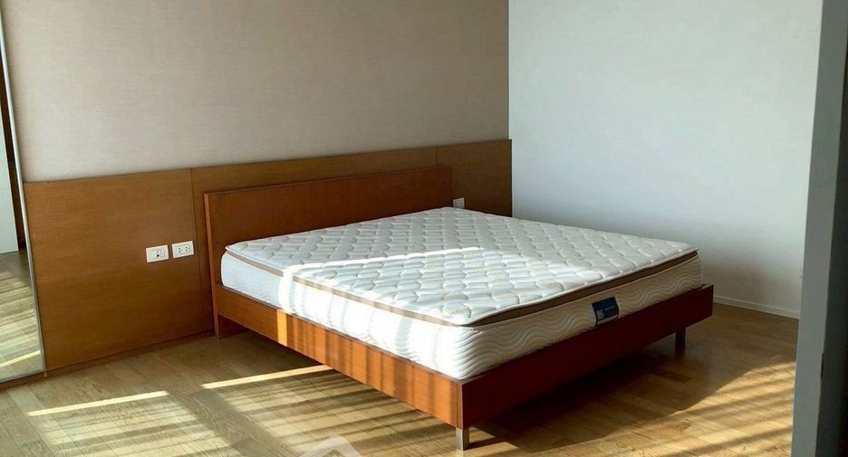 For rent 3 bedrooms condo in Khlong Toei, Bangkok