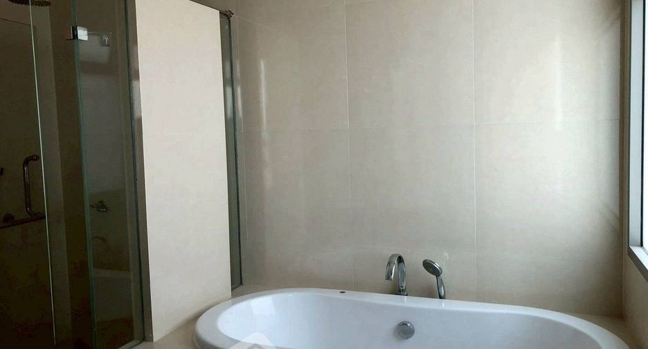 For rent 3 bedrooms condo in Khlong Toei, Bangkok