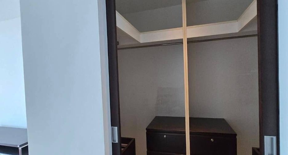For rent 3 bedrooms condo in Pathum Wan, Bangkok