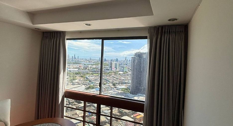 For rent 3 bedrooms condo in Khlong Toei, Bangkok