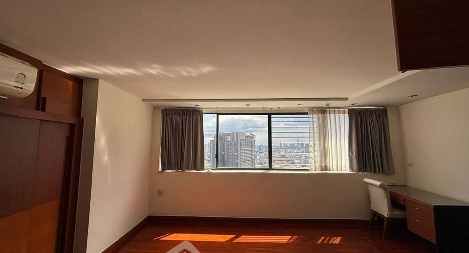 For rent 3 bedrooms condo in Khlong Toei, Bangkok