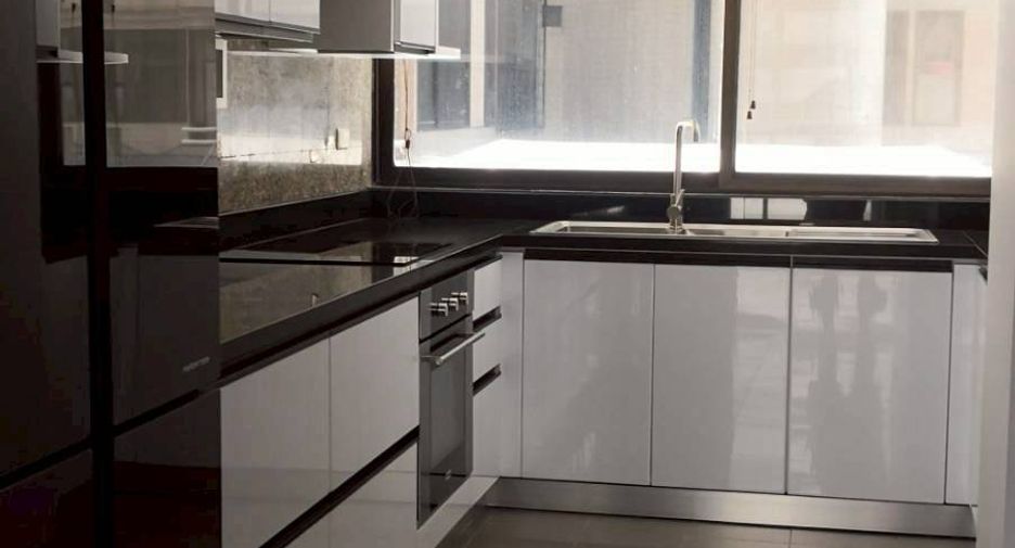 Condo en alquiler de 3 habitaciones en Khlong Toei, Bangkok