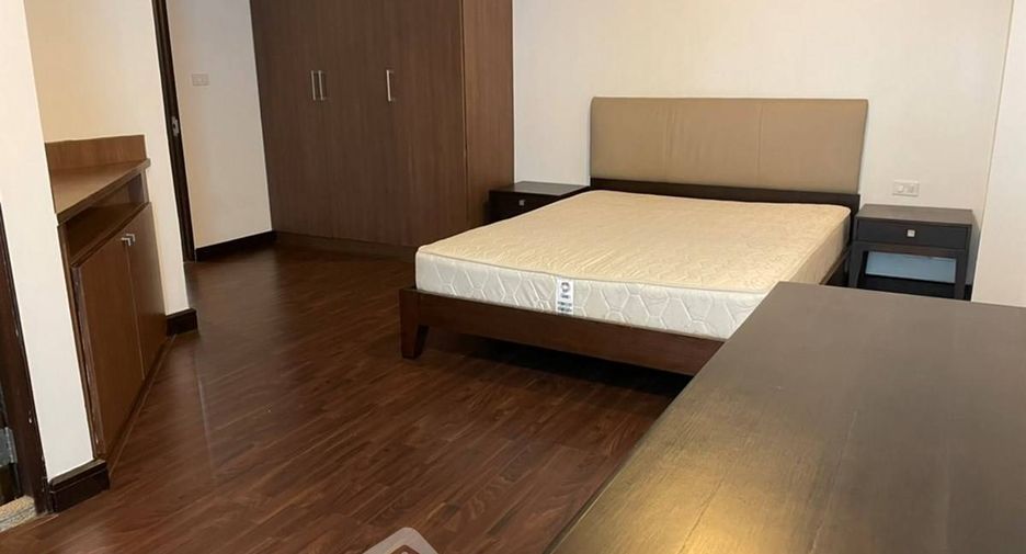 For rent 4 bedrooms apartment in Watthana, Bangkok