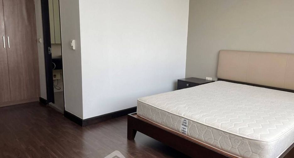 For rent 4 bedrooms apartment in Watthana, Bangkok