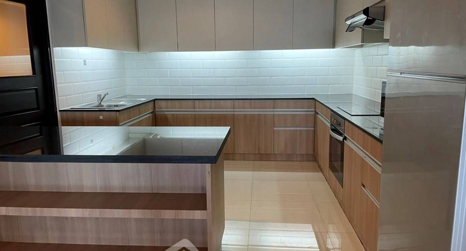 For rent 4 bedrooms apartment in Watthana, Bangkok