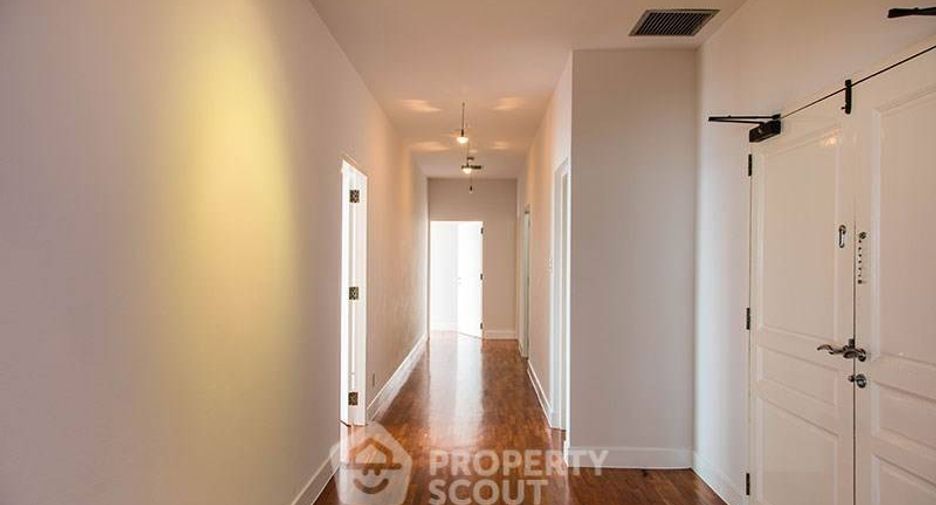 For rent 3 bedrooms condo in Khlong Toei, Bangkok