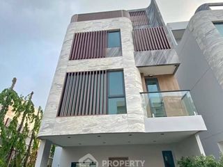 For rent 4 bedrooms house in Huai Khwang, Bangkok