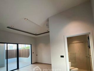 For rent 4 bedrooms house in Huai Khwang, Bangkok