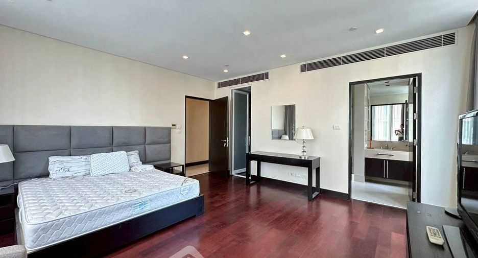 For rent 2 bedrooms condo in Pathum Wan, Bangkok