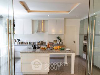For rent 3 bedrooms apartment in Watthana, Bangkok