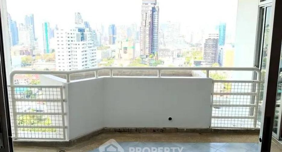 For rent 3 bedrooms condo in Watthana, Bangkok