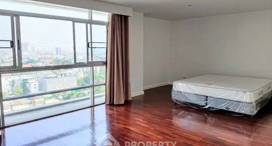 For rent 3 bedrooms condo in Watthana, Bangkok
