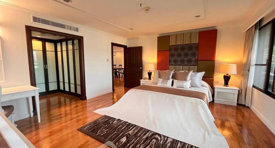 For rent 3 bedrooms apartment in Khlong Toei, Bangkok