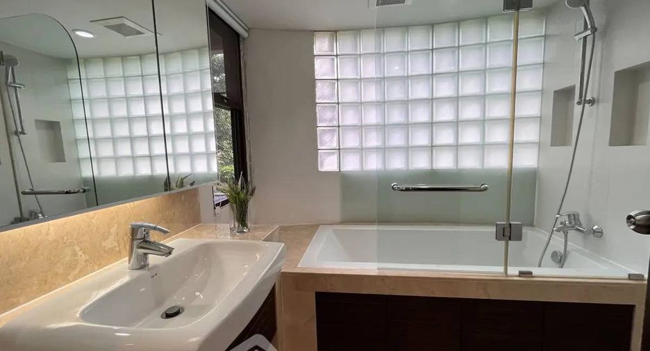 For rent 3 bedrooms apartment in Khlong Toei, Bangkok