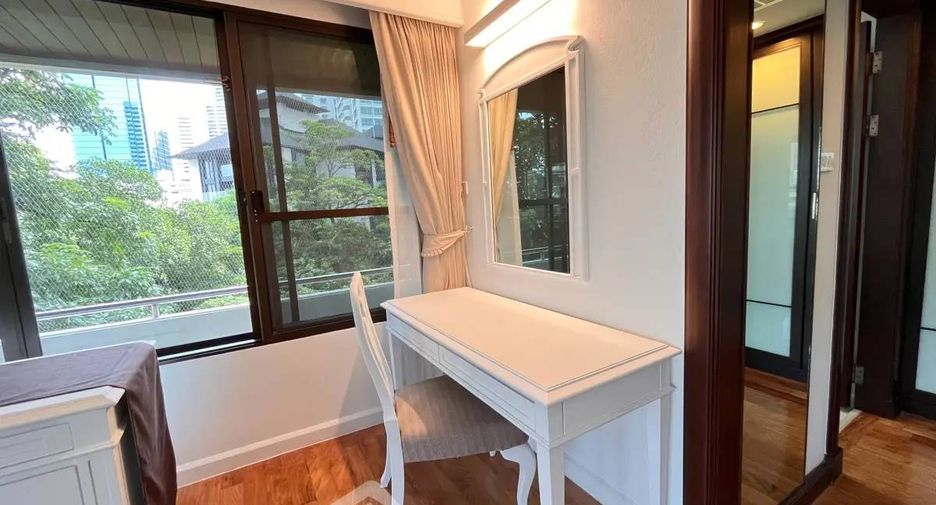 For rent 3 bedrooms apartment in Khlong Toei, Bangkok