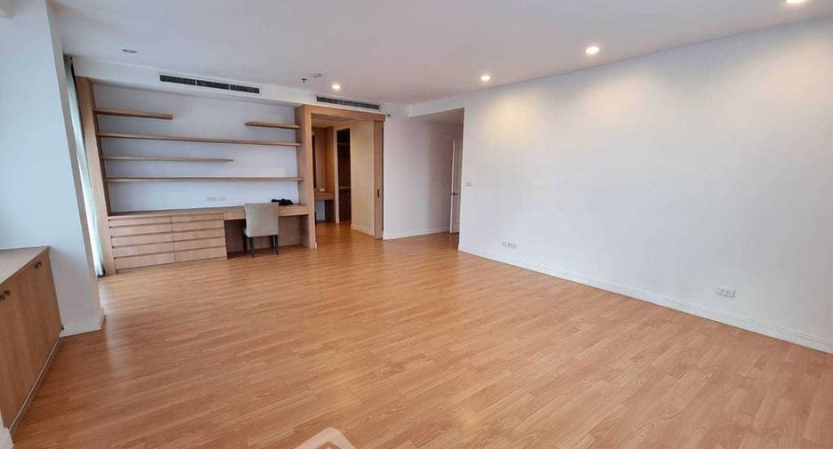 For rent 3 bedrooms apartment in Watthana, Bangkok