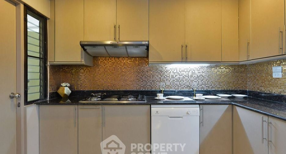 For rent 3 bedrooms apartment in Watthana, Bangkok