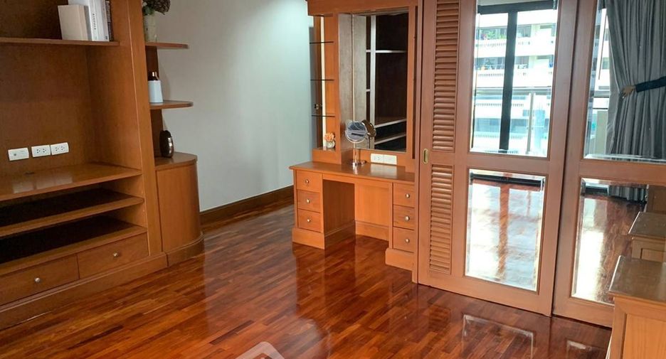 For rent 3 bedrooms apartment in Watthana, Bangkok