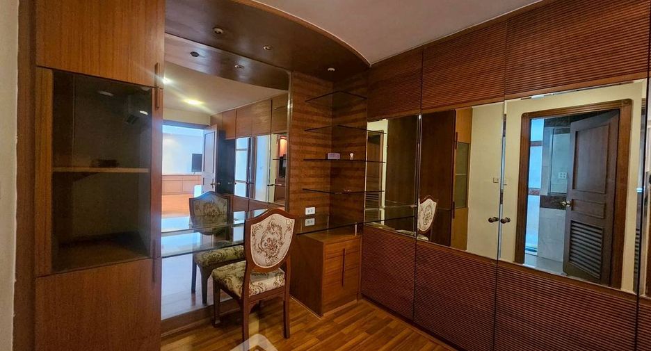 For rent 3 bedrooms condo in Khlong Toei, Bangkok