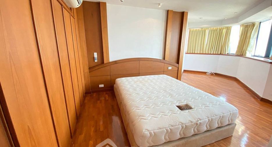 For rent 3 bedrooms condo in Khlong Toei, Bangkok