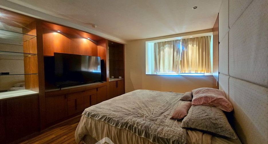 For rent 3 bedrooms condo in Khlong Toei, Bangkok