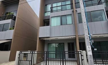 Reihenhaus zur Miete mit 3 Zimmer in Saphan Sung, Bangkok