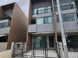 Reihenhaus zur Miete mit 3 Zimmer in Saphan Sung, Bangkok