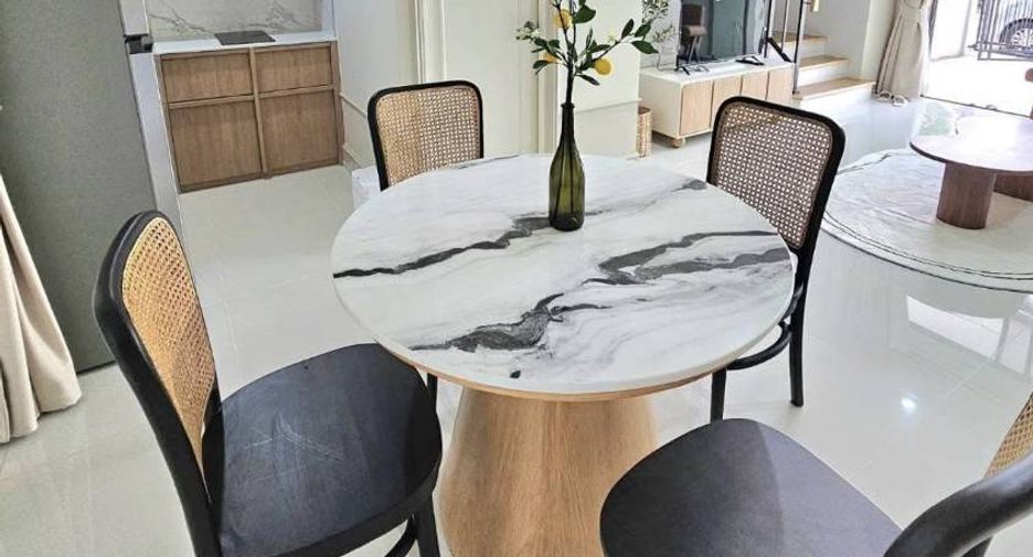 Reihenhaus zur Miete mit 3 Zimmer in Saphan Sung, Bangkok