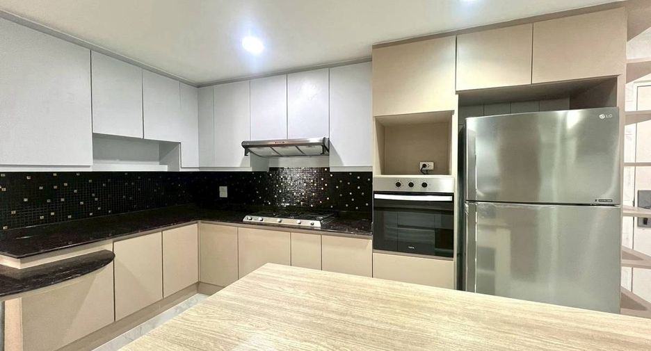 For rent 4 bedrooms apartment in Watthana, Bangkok