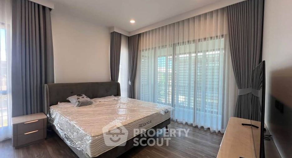 Casa en alquiler de 4 habitaciones en Bang Kapi, Bangkok
