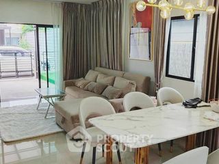 Casa adosada en alquiler de 3 habitaciones en Wang Thonglang, Bangkok