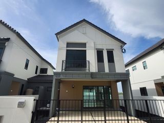 Casa adosada en alquiler de 3 habitaciones en Bang Sao Thong, Samut Prakan