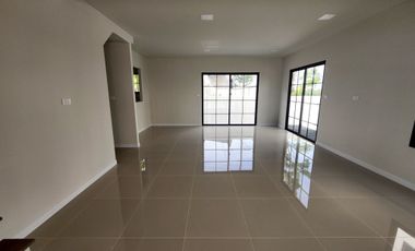 Casa adosada en alquiler de 3 habitaciones en Bang Sao Thong, Samut Prakan