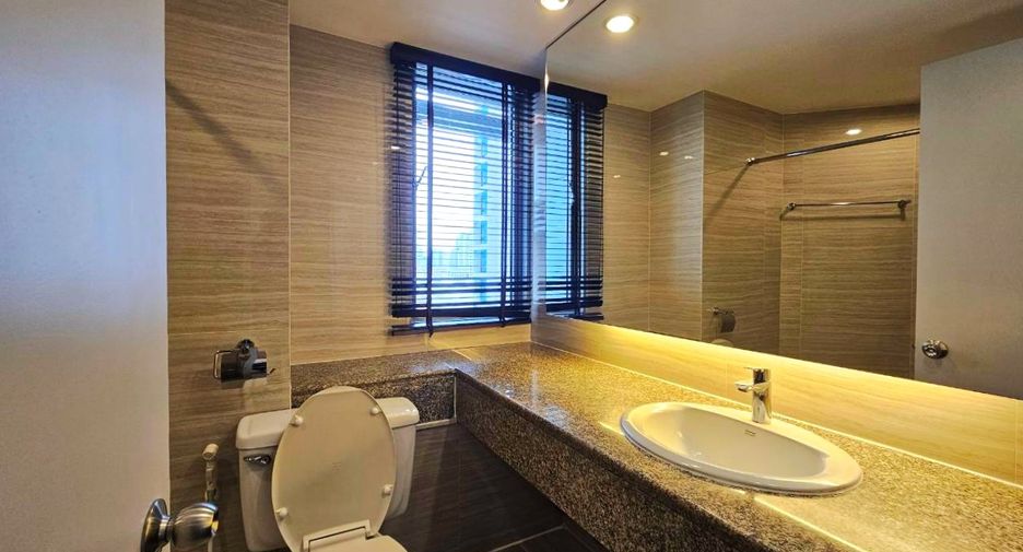 For rent 3 bedrooms condo in Yan Nawa, Bangkok