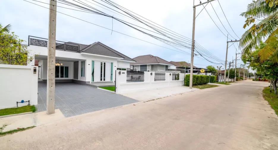 For sale 3 bedrooms villa in Bang Lamung, Chonburi