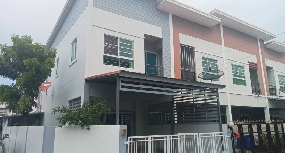 For sale 3 bedrooms townhouse in Bang Lamung, Chonburi