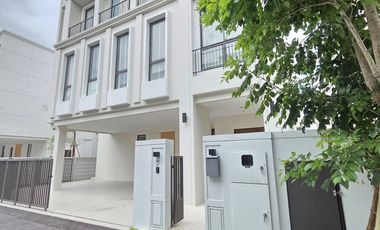 出租 5 卧室 联排别墅 在 Lat Krabang, 曼谷