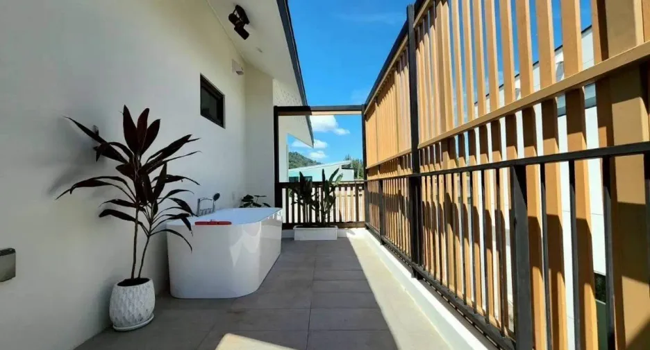 Villa en alquiler y en venta de 3 habitaciones en Mueang Phuket, Phuket