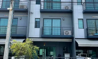 À louer 3 chambres maison de ville à Prawet, Bangkok
